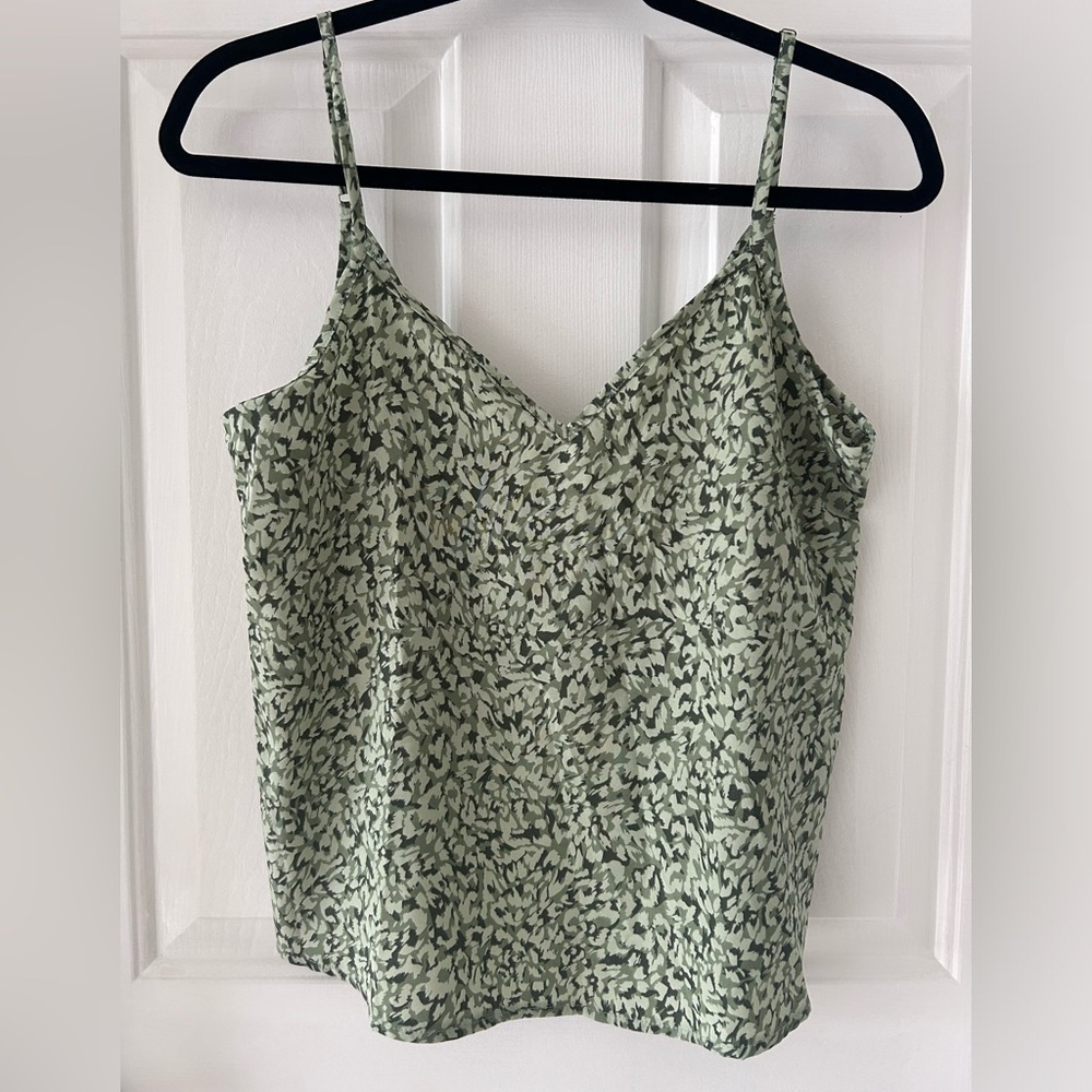 Lightweight top with knot back